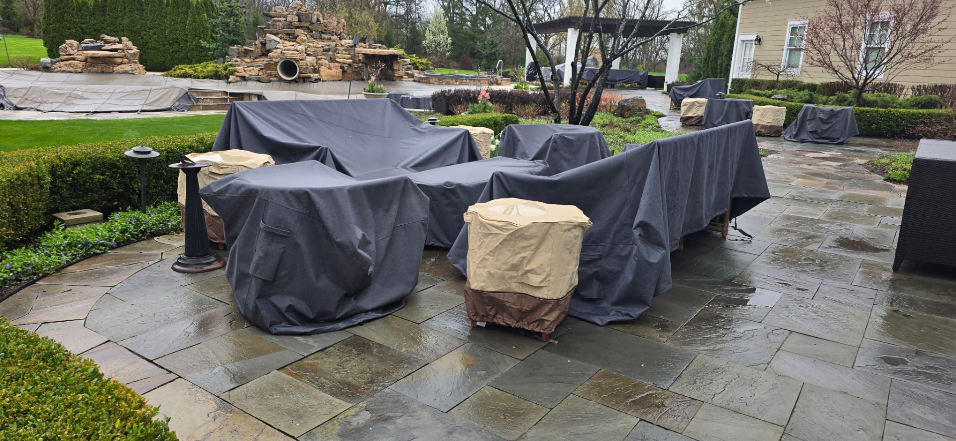Irregular bluestone entertaining patio
